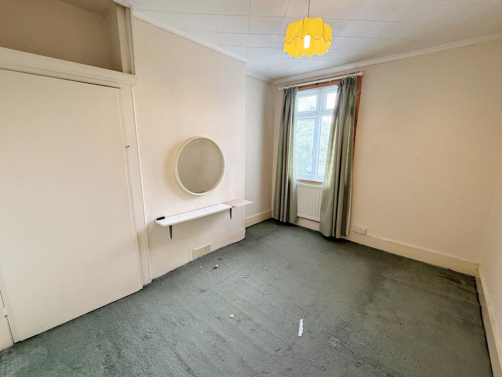 Lot: 91 - MID-TERRACE HOUSE FOR IMPROVEMENT - Bedroom two